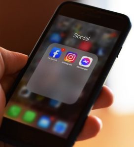 mobiltelefon smartphone 272x300 - Vil Facebook og Instagram lukke Europa?